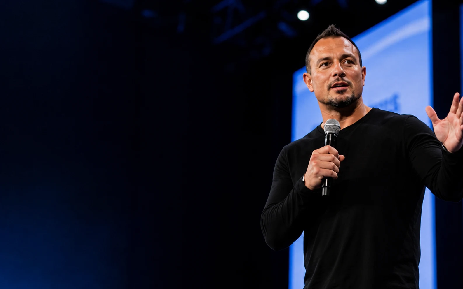 Justin Thomas speaking to leaders on stage